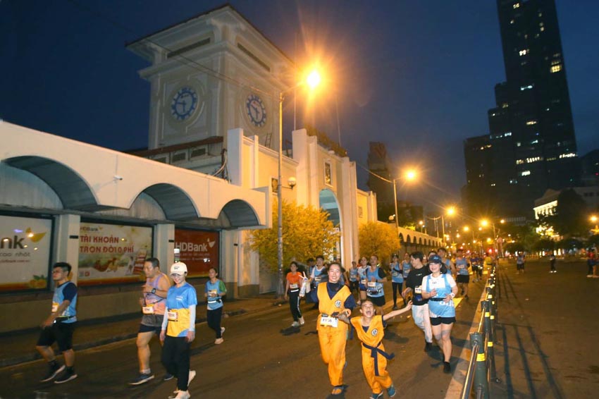 Hồ Chí Minh rực rỡ sắc màu Marathon lần thứ 12 'Tự hào sải bước' - 4