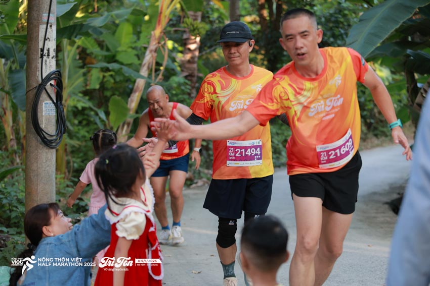 Tri Tôn bừng sáng với hơn 3.000 runner tỏa sáng tại Half Marathon 2025, nơi thể thao gặp thiên nhiên - 4