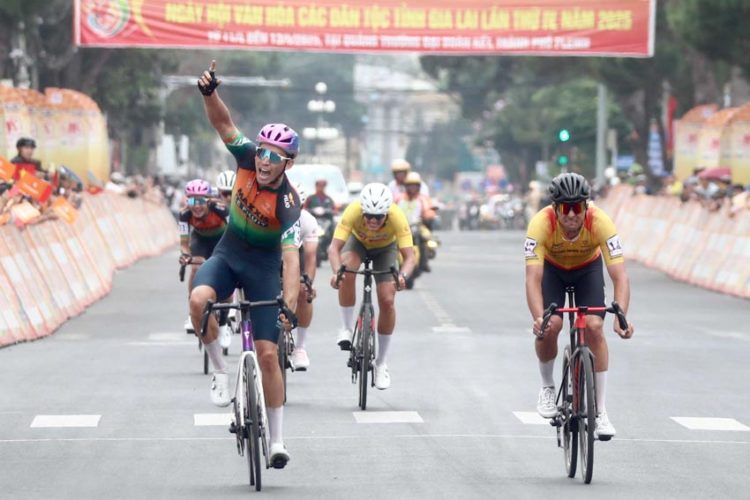 Chặng 13 Cúp Truyền hình TP.HCM - Tôn Đông Á 2025: 'Bão táp' trên đèo, 56 tay đua bỏ cuộc. - 6