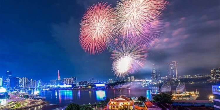 Mãn nhãn với màn pháo hoa mừng 50 năm thống nhất