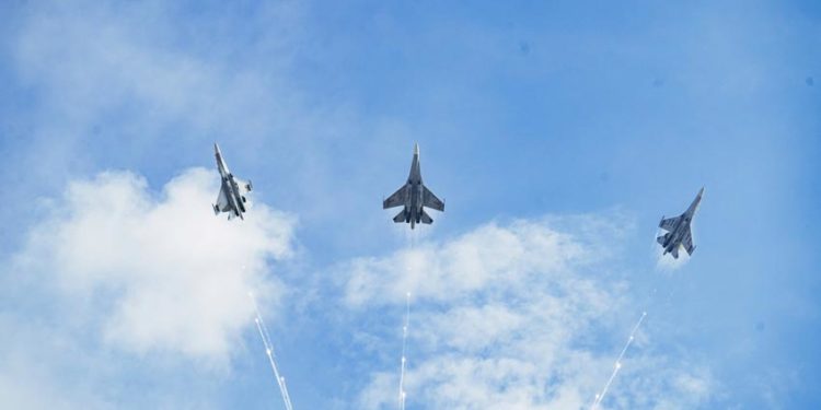 Tiêm kích gầm thét, nhào lộn trình diễn giữa trung tâm TP.HCM - 7