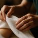 Người giúp việc lớn tuổi đang chăm sóc trẻ nhỏ trong không gian ấm cúng, ánh mắt dịu dàng và đầy trách nhiệm