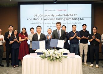 Tổng Giám đốc Hyundai Thành Công Việt Nam Nguyễn Anh Tú ký văn bản bàn giao chiếc Santa Fe Calligraphy 2.5 Turbo cho ông Kim Sang Sik - 1