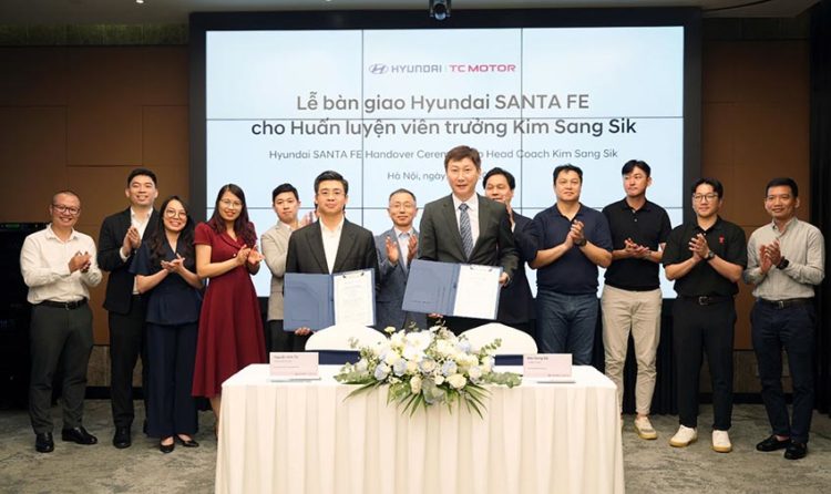 Tổng Giám đốc Hyundai Thành Công Việt Nam Nguyễn Anh Tú ký văn bản bàn giao chiếc Santa Fe Calligraphy 2.5 Turbo cho ông Kim Sang Sik - 1