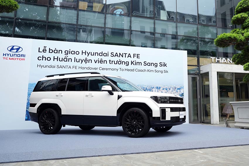 Tổng Giám đốc Hyundai Thành Công Việt Nam Nguyễn Anh Tú ký văn bản bàn giao chiếc Santa Fe Calligraphy 2.5 Turbo cho ông Kim Sang Sik - 3