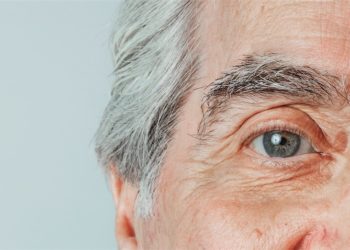 Người đàn ông trung niên đang đứng trước gương, ánh mắt quyết đoán, biểu cảm mạnh mẽ, tượng trưng cho sự phục hồi testosterone tự nhiên và tinh thần sống đỉnh cao.