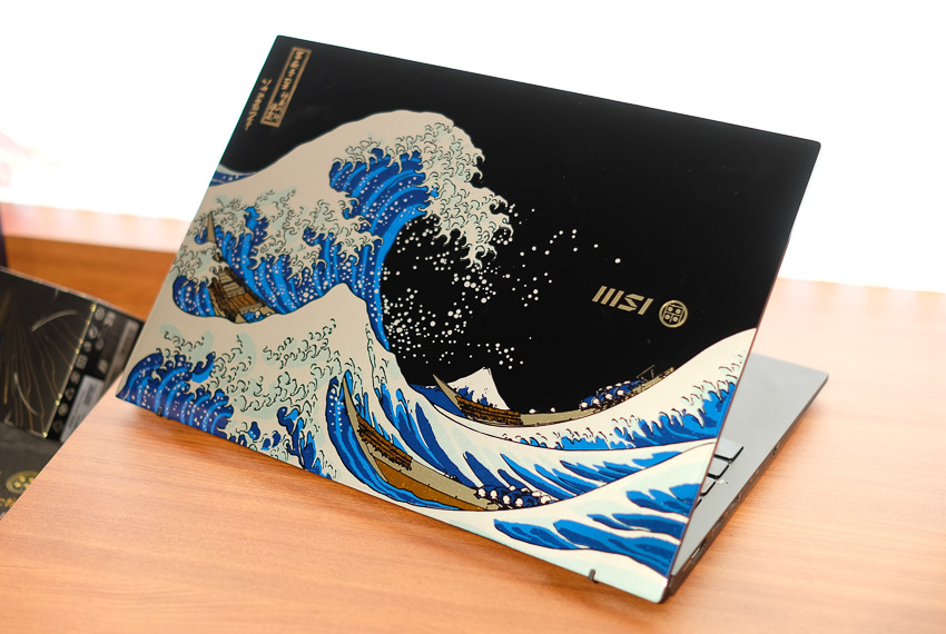 Mẫu laptop MSI Prestige 13 AI+ Ukiyo-e Edition với mặt lưng lấy cảm hứng từ tranh Sóng lừng ngoài khơi Kanagawa tại Computex 2025