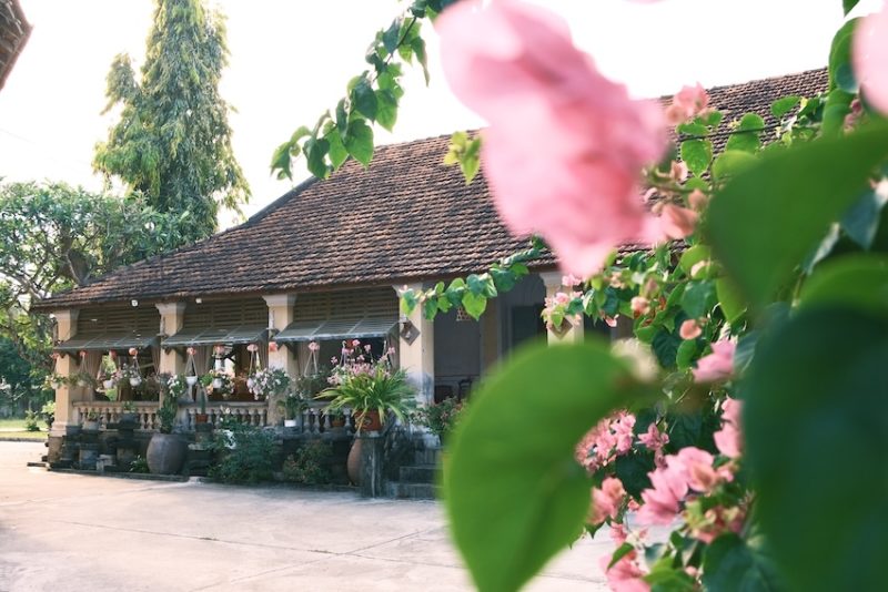 khuôn viên nhà thờ Mằng Lăng