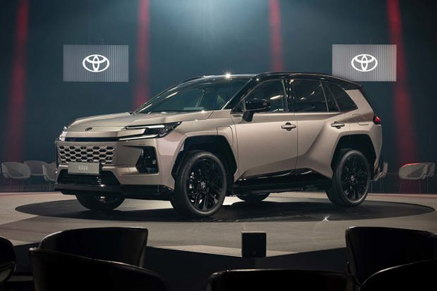 Toyota RAV4 2026 phiên bản GR Sport với thiết kế thể thao, đèn LED chữ C và màu sơn xanh đậm tại buổi ra mắt toàn cầu.