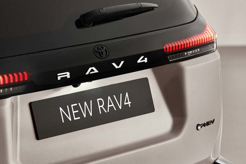 Toyota RAV4 2026 phiên bản GR Sport với thiết kế thể thao, đèn LED chữ C và màu sơn xanh đậm tại buổi ra mắt toàn cầu.