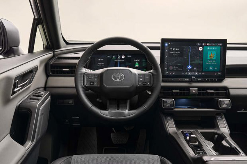 Toyota RAV4 2026 phiên bản GR Sport với thiết kế thể thao, đèn LED chữ C và màu sơn xanh đậm tại buổi ra mắt toàn cầu.