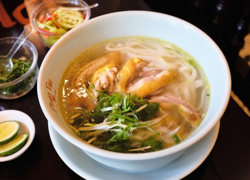Phở gà Phát Lộc với thịt gà ta săn chắc, phần da giòn, sử dụng gà nóng mỗi ngày để nấu phở | Ảnh: Giang Vũ