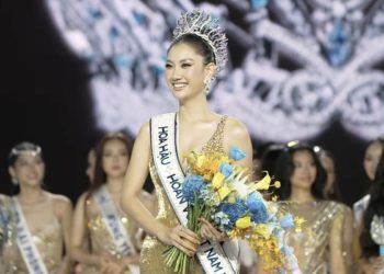 Nguyễn Hoàng Phương Linh đội vương miện Hoa hậu Hoàn vũ Việt Nam 2025 trong khoảnh khắc đăng quang, ánh mắt tự tin và rạng rỡ.