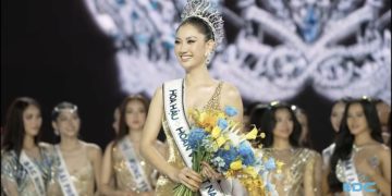 Nguyễn Hoàng Phương Linh đội vương miện Hoa hậu Hoàn vũ Việt Nam 2025 trong khoảnh khắc đăng quang, ánh mắt tự tin và rạng rỡ.
