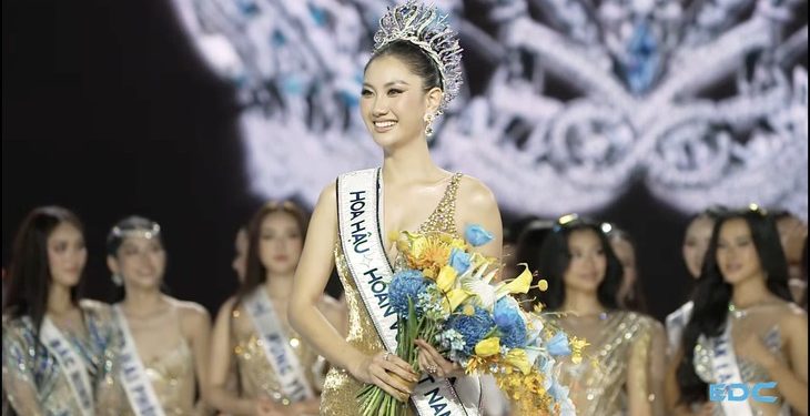 Nguyễn Hoàng Phương Linh đội vương miện Hoa hậu Hoàn vũ Việt Nam 2025 trong khoảnh khắc đăng quang, ánh mắt tự tin và rạng rỡ.