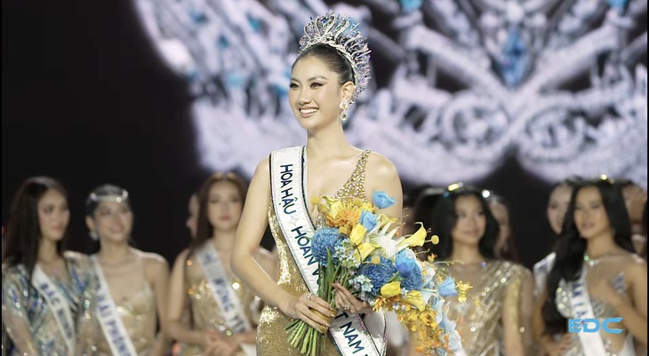 Nguyễn Hoàng Phương Linh đội vương miện Hoa hậu Hoàn vũ Việt Nam 2025 trong khoảnh khắc đăng quang, ánh mắt tự tin và rạng rỡ.