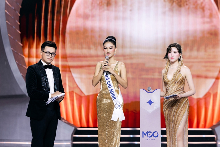 Nguyễn Hoàng Phương Linh đội vương miện Hoa hậu Hoàn vũ Việt Nam 2025 trong khoảnh khắc đăng quang, ánh mắt tự tin và rạng rỡ.