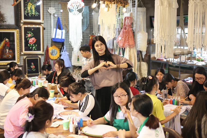 Ca sĩ Phúc Anh trao áo dài đến các em bé dân tộc thiểu số trong hành trình 54 dân tộc Việt Nam - 1