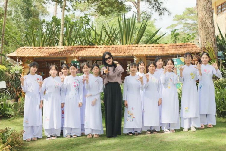 Ca sĩ Phúc Anh trao áo dài đến các em bé dân tộc thiểu số trong hành trình 54 dân tộc Việt Nam - 2