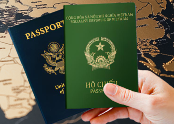 Một gia đình đa quốc tịch đang làm thủ tục hộ tịch tại cơ quan hành chính Việt Nam