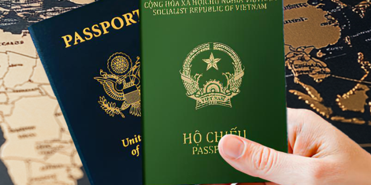 Một gia đình đa quốc tịch đang làm thủ tục hộ tịch tại cơ quan hành chính Việt Nam