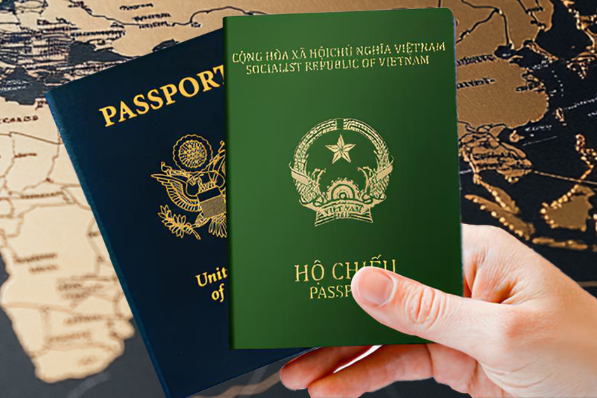 Một gia đình đa quốc tịch đang làm thủ tục hộ tịch tại cơ quan hành chính Việt Nam