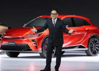 Chủ tịch Toyota: Sản xuất một xe điện có thể "gây ô nhiễm" gấp ba lần xe hybrid