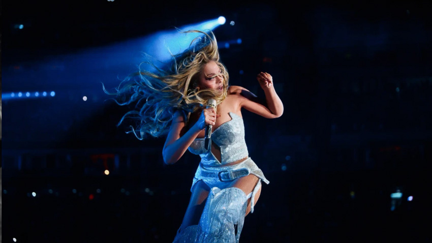 Beyoncé ngồi trên chiếc Cadillac bay giữa sân khấu Cowboy Carter Tour tại Houston