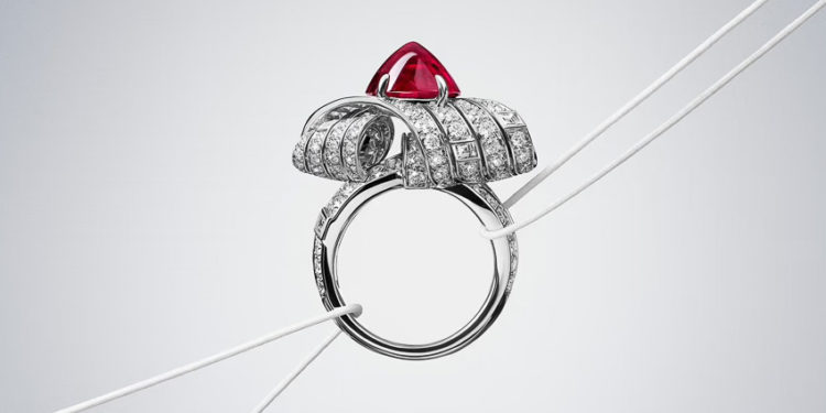 Nhẫn Tateya Cartier nạm ruby 6,98 carat từ Việt Nam