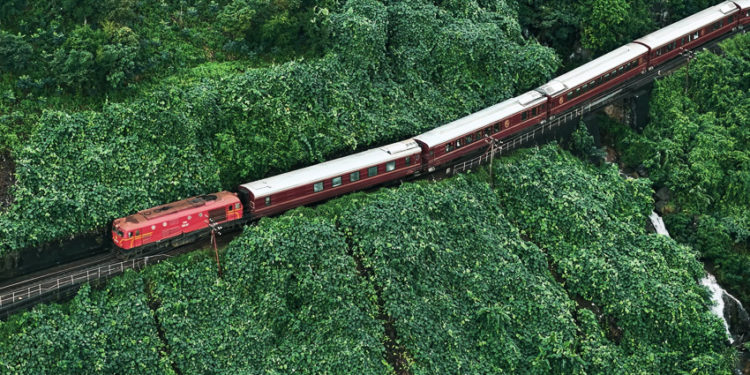 Khoang tàu sang trọng The Vietage với cửa sổ lớn nhìn ra cánh đồng miền Trung Việt Nam