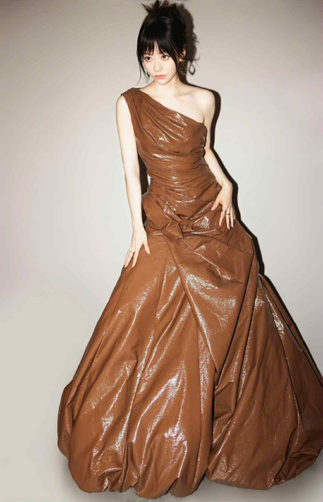 Ca sĩ Jane Zhang mặc thiết kế của Nguyễn Công Trí trong bộ váy couture đăng trên Facebook cá nhân