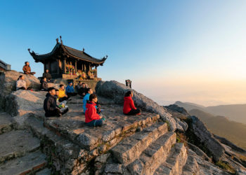 Lễ hội Yên Tử giữa biển mây, người hành hương leo núi trong làn khói nhang mờ ảo – tượng trưng cho hành trình trở về tâm linh Việt.