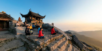 Lễ hội Yên Tử giữa biển mây, người hành hương leo núi trong làn khói nhang mờ ảo – tượng trưng cho hành trình trở về tâm linh Việt.