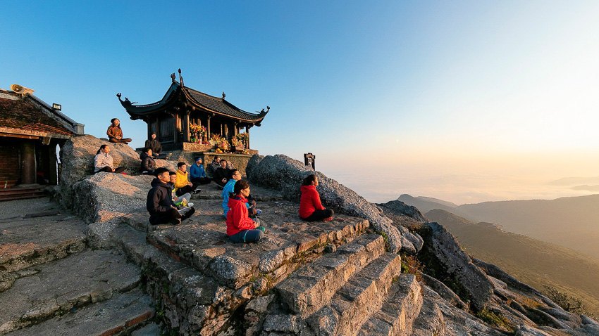 Lễ hội Yên Tử giữa biển mây, người hành hương leo núi trong làn khói nhang mờ ảo – tượng trưng cho hành trình trở về tâm linh Việt.