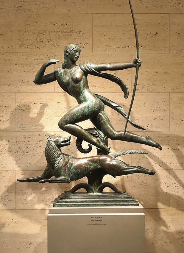 Tượng Diana thời Art Deco bằng đồng và đá, tạo hình nữ thần giương cung bên cạnh chó săn trong tư thế chuyển động