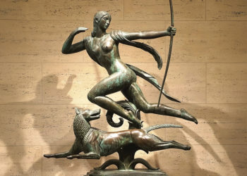 Tượng Diana thời Art Deco bằng đồng và đá, tạo hình nữ thần giương cung bên cạnh chó săn trong tư thế chuyển động