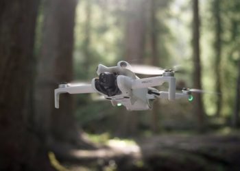 Drone DJI Mini 4 Pro đang bay trong khung cảnh ngoài trời, biểu tượng cho sự tự do hợp pháp dưới 250g