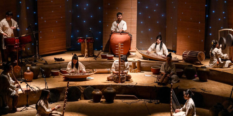 Nghệ sĩ trình diễn nhạc cụ làm từ gốm tại Gốm Show ở Hà Nội