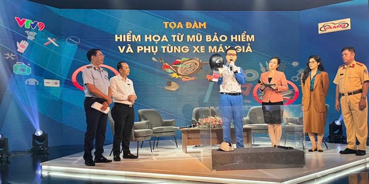 Mũ bảo hiểm kém chất lượng, phụ tùng giả: Hiểm họa đến từ sự chủ quan