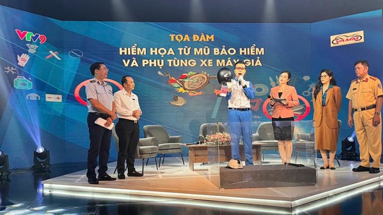 Mũ bảo hiểm kém chất lượng, phụ tùng giả: Hiểm họa đến từ sự chủ quan