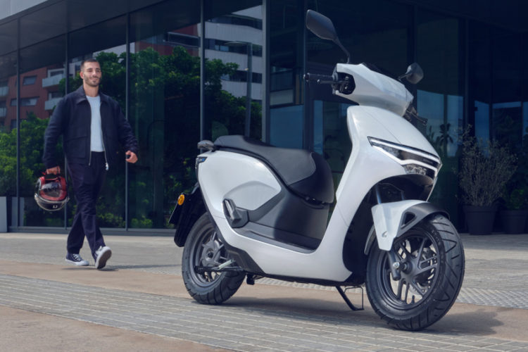 CUV e: chính thức bàn giao – Honda mở ra hành trình mới với xe máy điện cao cấp