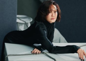 Chân dung nghệ sĩ Hồng Đào trong một khoảnh khắc trầm tư, ánh sáng dịu nhẹ làm nổi bật vẻ đẹp từng trải và ánh mắt sâu thẳm.