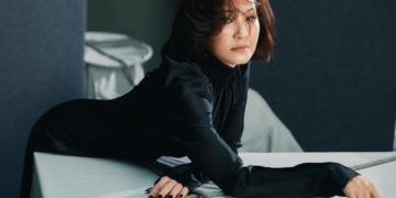 Chân dung nghệ sĩ Hồng Đào trong một khoảnh khắc trầm tư, ánh sáng dịu nhẹ làm nổi bật vẻ đẹp từng trải và ánh mắt sâu thẳm.