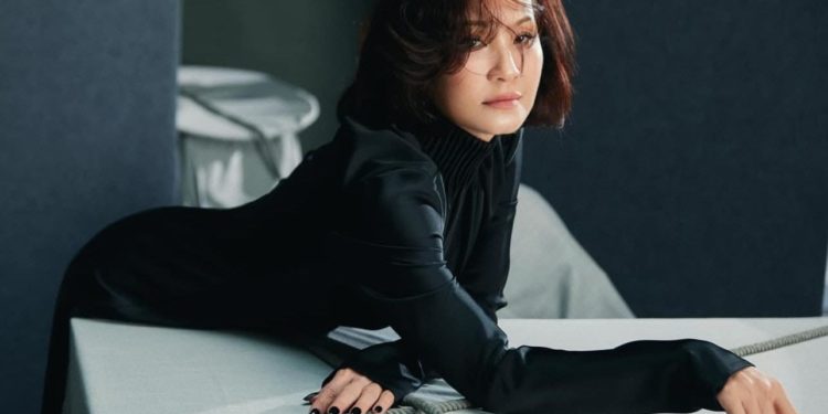 Chân dung nghệ sĩ Hồng Đào trong một khoảnh khắc trầm tư, ánh sáng dịu nhẹ làm nổi bật vẻ đẹp từng trải và ánh mắt sâu thẳm.