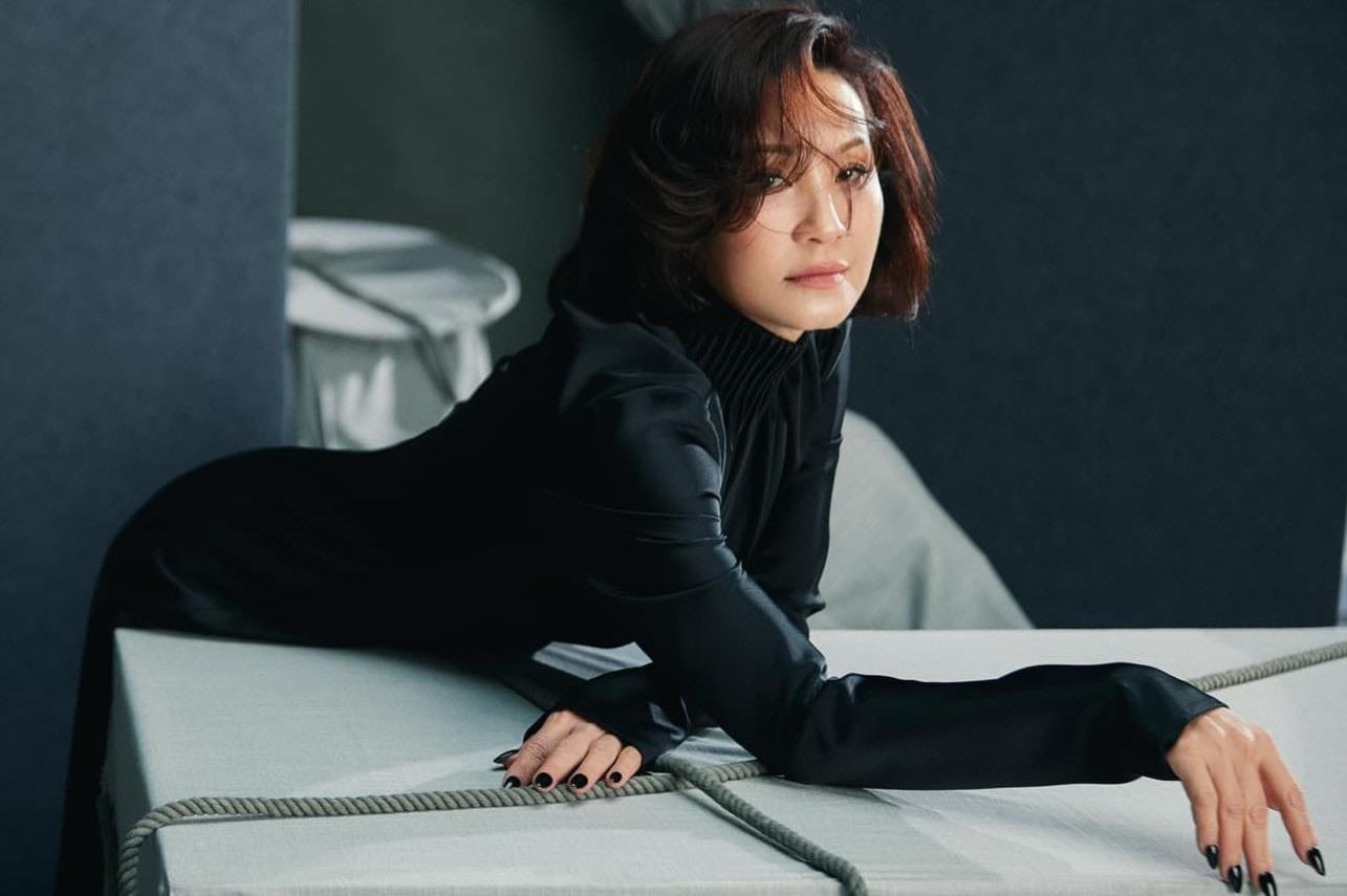 Chân dung nghệ sĩ Hồng Đào trong một khoảnh khắc trầm tư, ánh sáng dịu nhẹ làm nổi bật vẻ đẹp từng trải và ánh mắt sâu thẳm.
