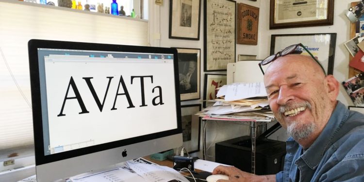 Jim Parkinson vẽ tay logo Rolling Stone tại studio ở Oakland năm 1977.