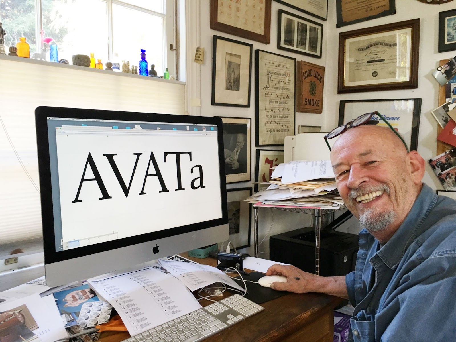 Jim Parkinson vẽ tay logo Rolling Stone tại studio ở Oakland năm 1977.
