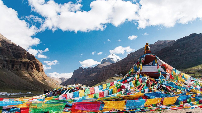 Người hành hương thực hiện “Tam bộ nhất bái” giữa khung cảnh núi tuyết Kailash hùng vĩ và tĩnh lặng