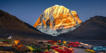 Người hành hương thực hiện “Tam bộ nhất bái” giữa khung cảnh núi tuyết Kailash hùng vĩ và tĩnh lặng