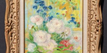 Tác phẩm Les Pivoines của Lê Phổ, thể hiện bó mẫu đơn nở giữa nền xanh lá – vàng, có bóng dáng thiếu nữ thấp thoáng phía sau